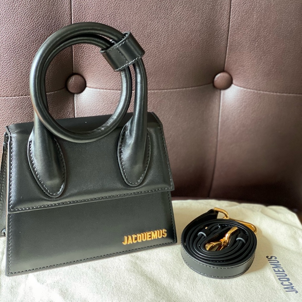 Jacquemus Le Chiquita Noeud Bag. It’s comes with dust bag, tag and like new 95%